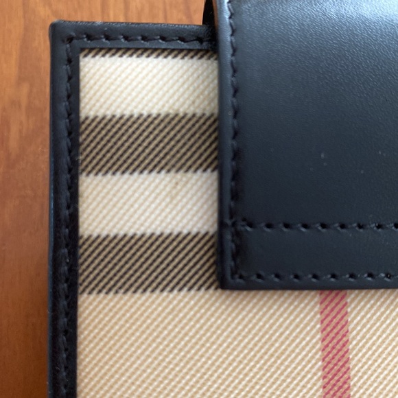 Burberry case - Picture 5 of 6